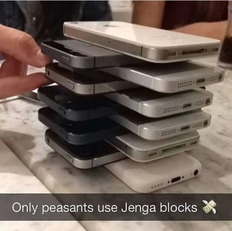 torre jenga fatta con gli smartphone