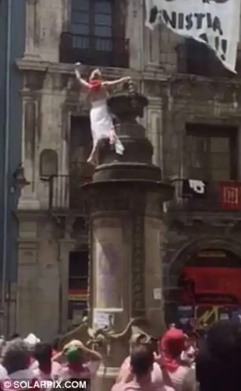 turista sulla fontana a pamplona