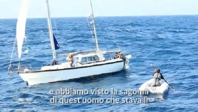 uomo alla deriva nell oceano atlantico