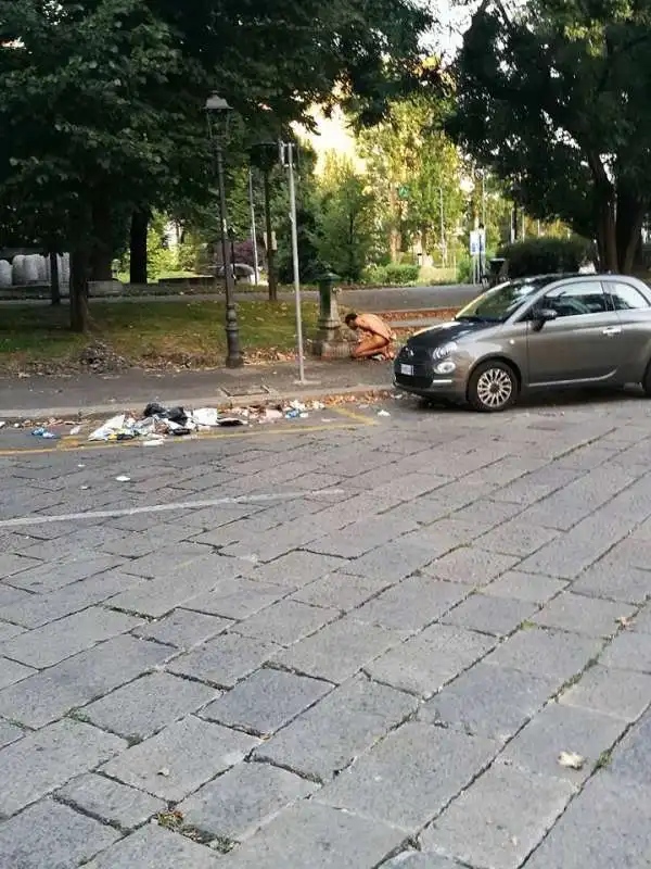 UOMO NUDO A PIAZZA DELLA REPUBBLICA A MILANO  