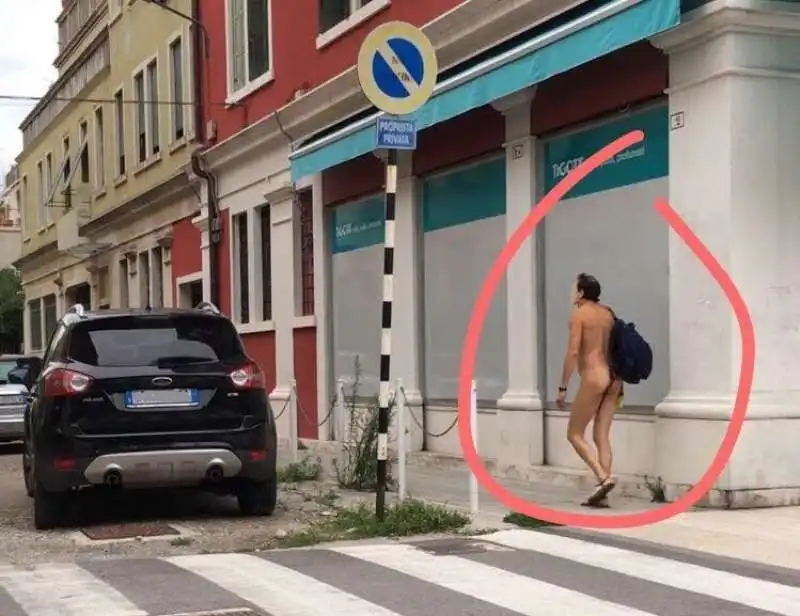 uomo nudo a venezia