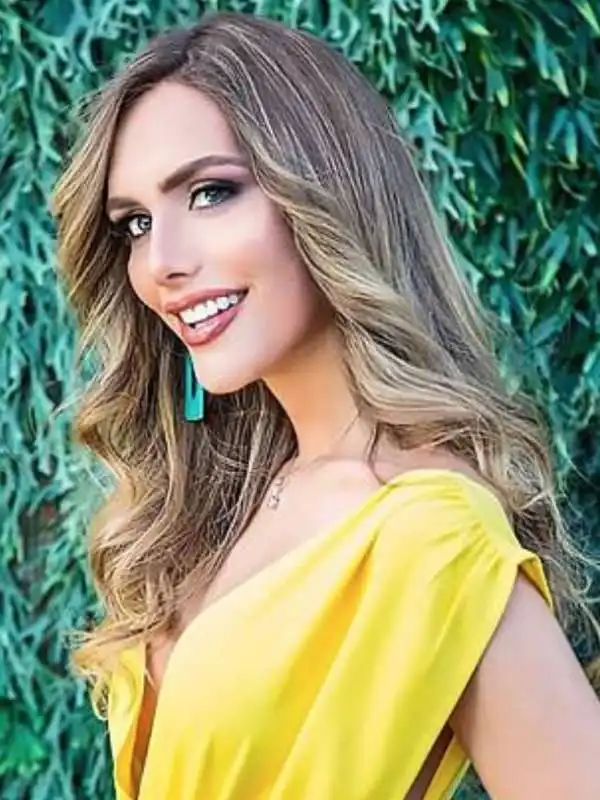 angela ponce 17