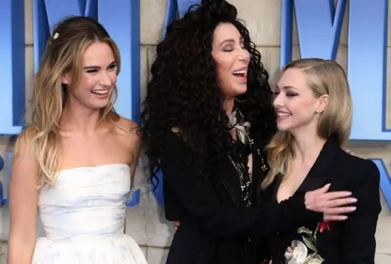 cher, seyfried e james