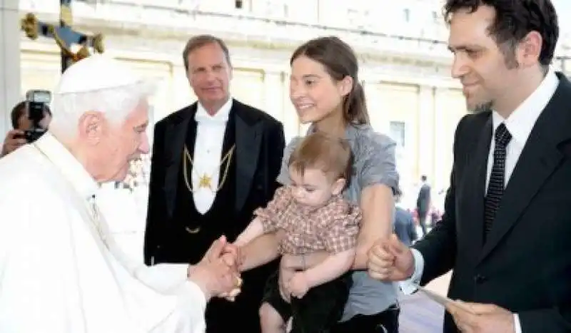 chiara corbella ed enrico petrillo dal papa con il figlio francesco 