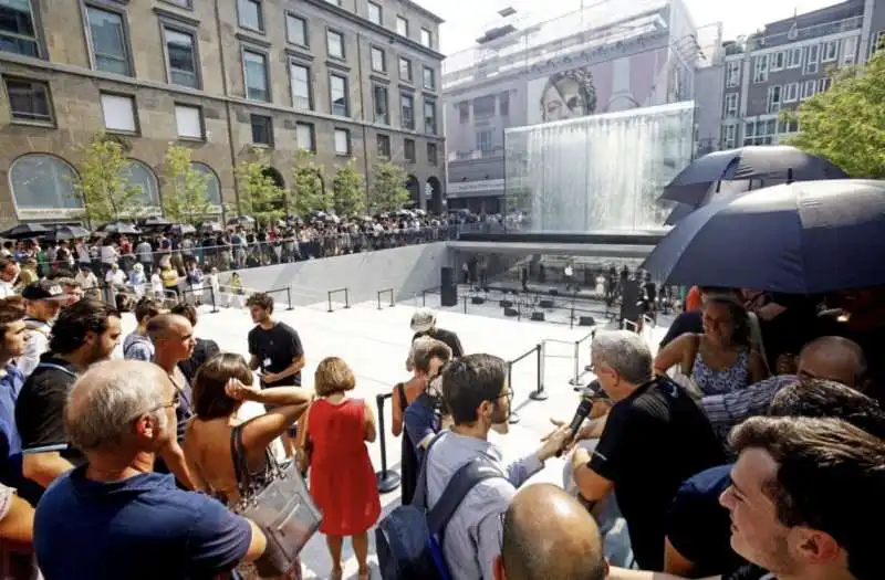 coda per l'apertura dell'apple store di milano 1