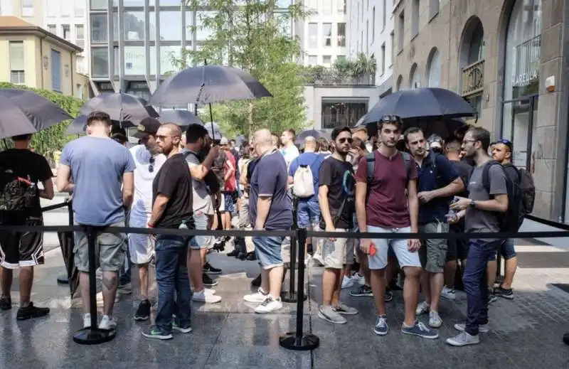 coda per l'apertura dell'apple store di milano 12