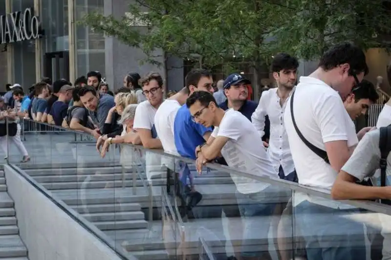 coda per l'apertura dell'apple store di milano 17