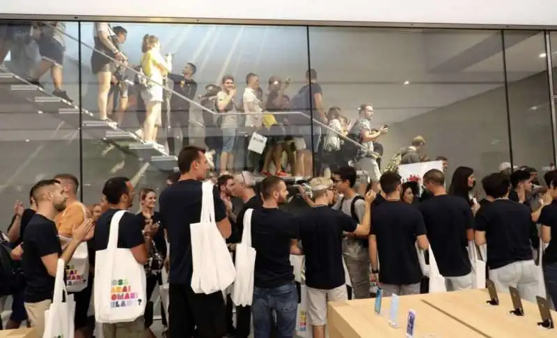 coda per l'apertura dell'apple store di milano 19