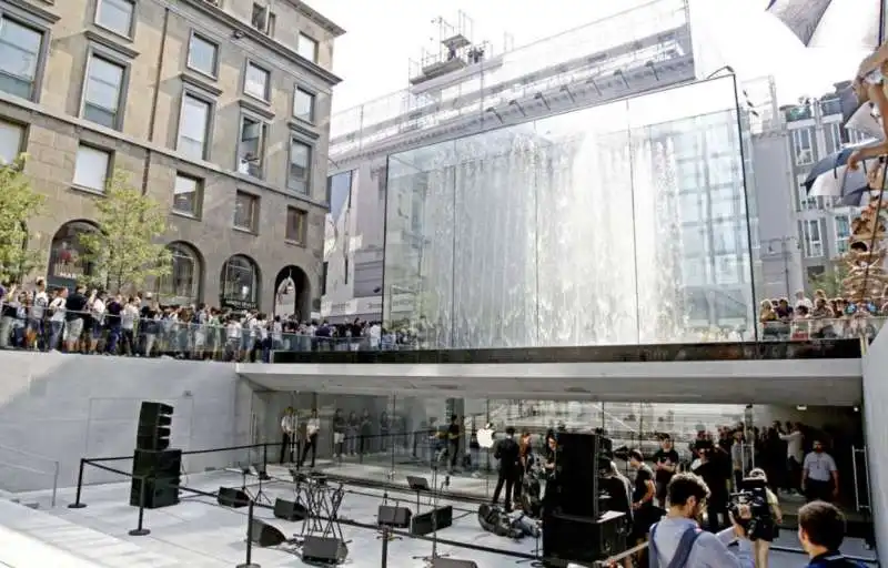 coda per l'apertura dell'apple store di milano 2