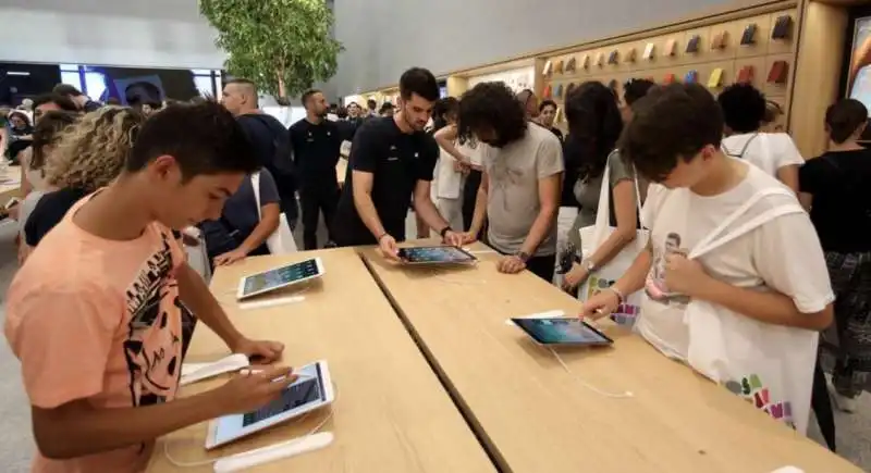 coda per l'apertura dell'apple store di milano 21