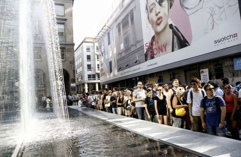 coda per l'apertura dell'apple store di milano 3