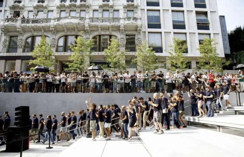 coda per l'apertura dell'apple store di milano 4