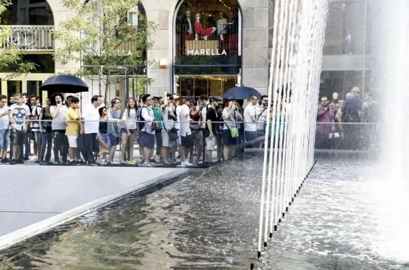 coda per l'apertura dell'apple store di milano 8