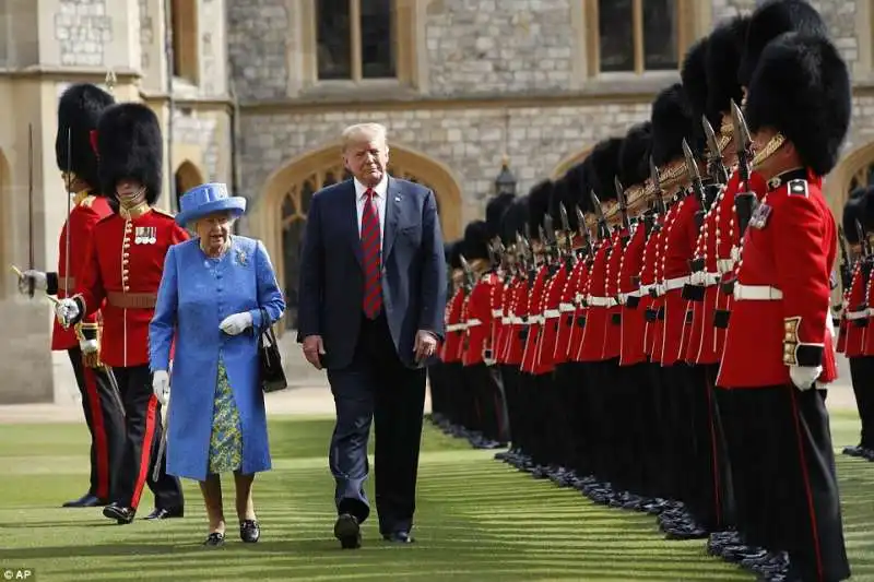 donald trump e la regina elisabetta al castello di windsor