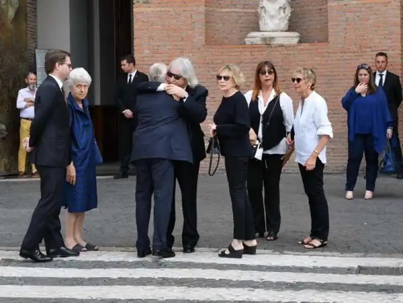 enrico vanzina abbraccia aurelio de laurentiis dietro di loro federica vanzina e gloria satta