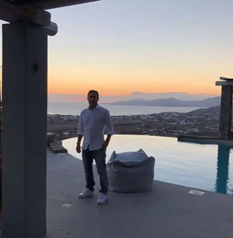 francesco totti immortalato a mykonos da solo 