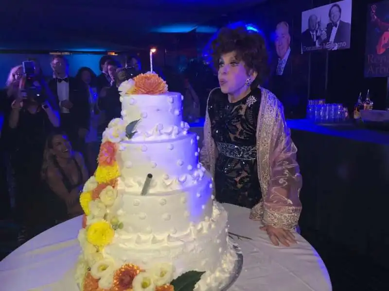 gina lollobrigida con la torta per il suo compleanno