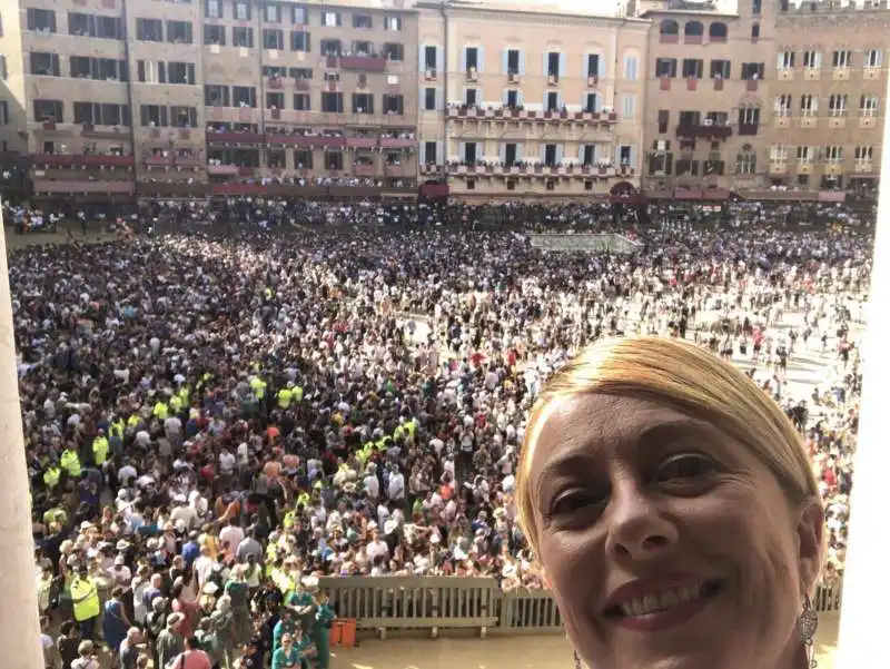 giorgia meloni palio siena