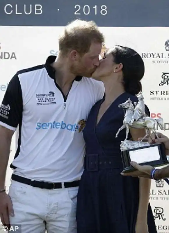 harry meghan bacio