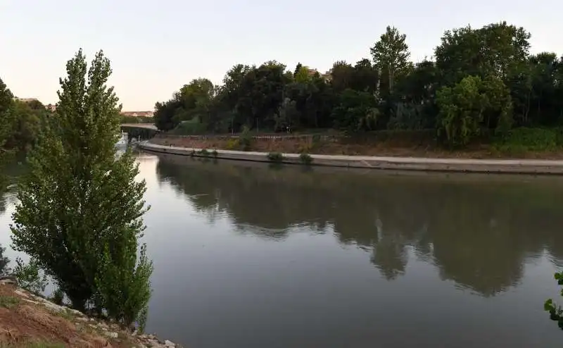 il fiume tevere visto dal canottieri roma