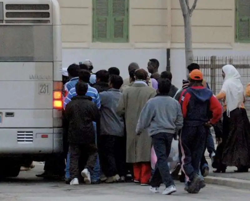 IMMIGRATI AUTOBUS