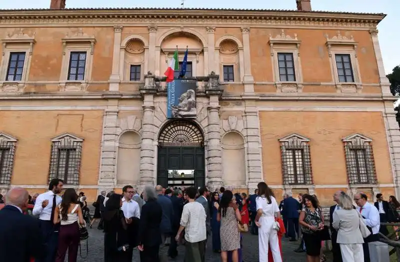 in attesa di entrare al premio strega