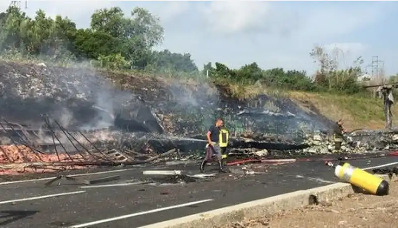 inferno di fuoco tir roma-napoli