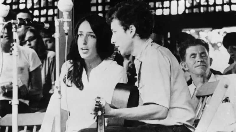 JOAN BAEZ E BOB DYLAN A NEWPORT NEL 1964