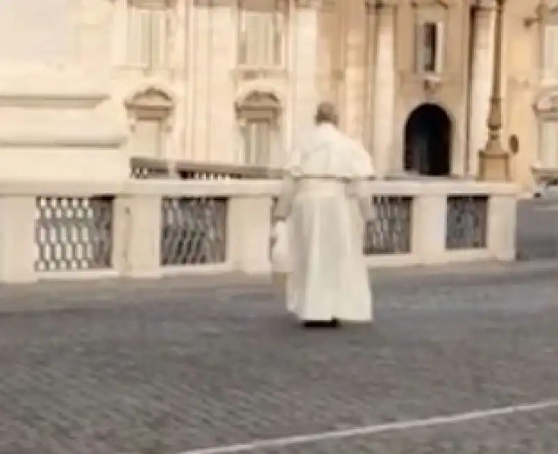 LA PASSEGGIATA DI PAPA BERGOGLIO