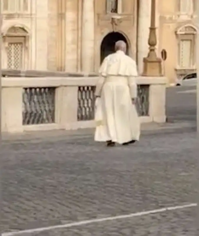 LA PASSEGGIATA DI PAPA BERGOGLIO