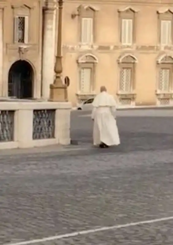 LA PASSEGGIATA DI PAPA BERGOGLIO