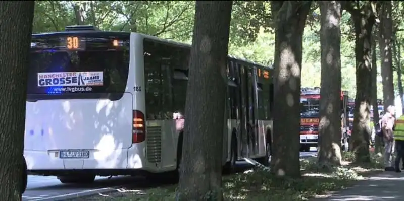 lubecca uomo accoltella passeggeri di un autobus 1