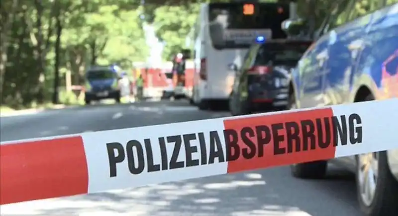 lubecca uomo accoltella passeggeri di un autobus 2