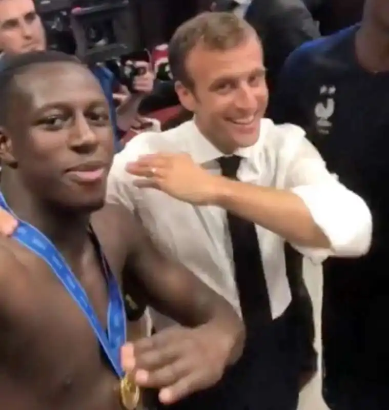 macron con i giocatori della francia dopo la vittoria del mondiale