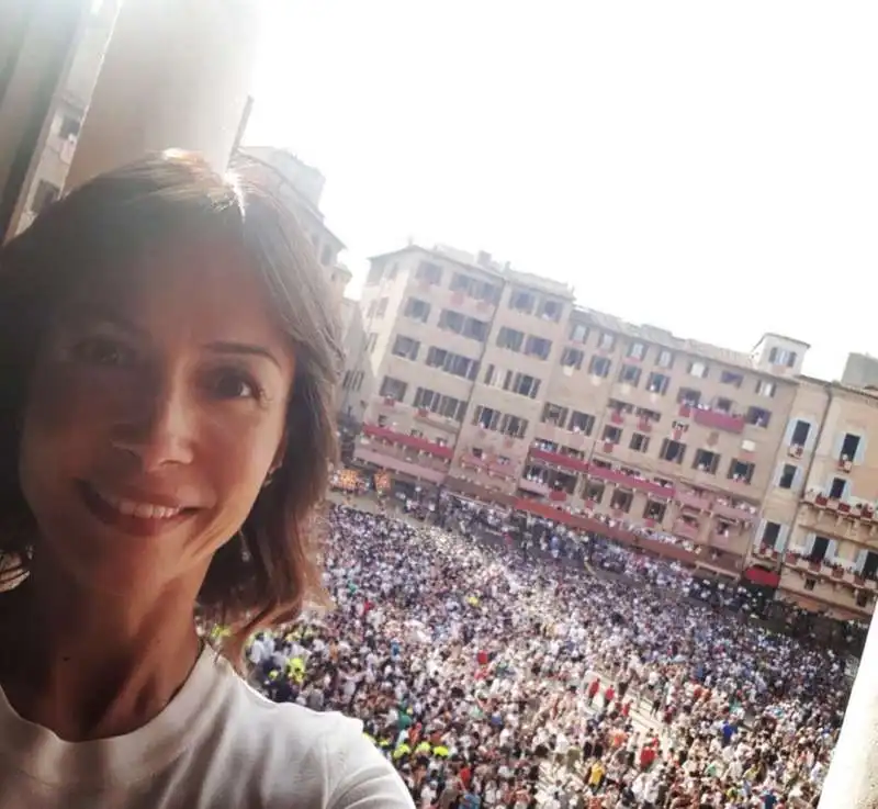 mara carfagna palio siena 1