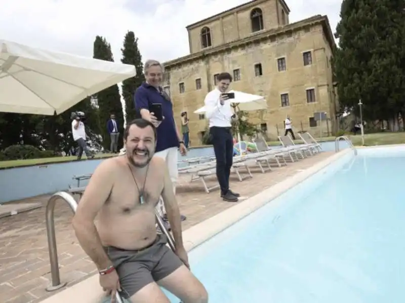 matteo salvini bagno piscina confiscata al boss 5