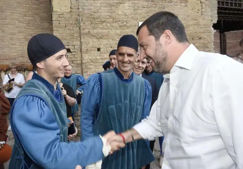 matteo salvini palio siena 1