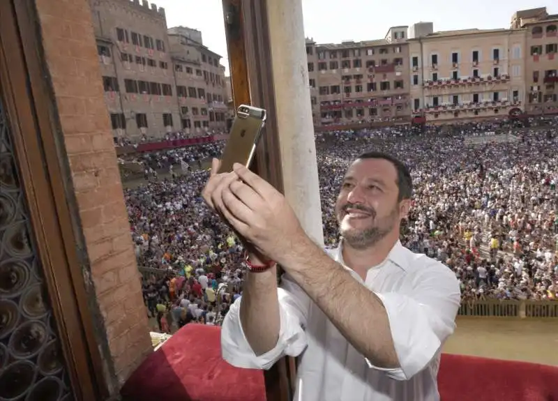 matteo salvini palio siena 4