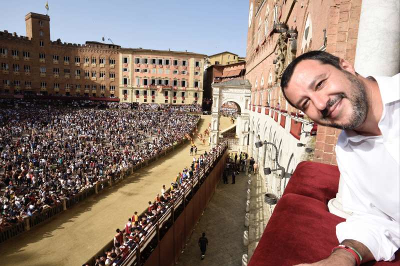 matteo salvini palio siena 6