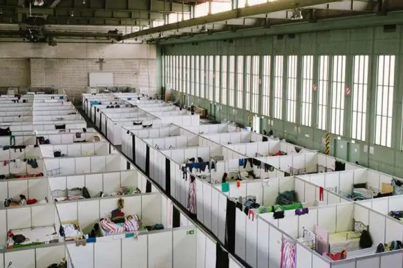 MIGRANTI IN GERMANIA - HANGAR DI TEMPELHOF    