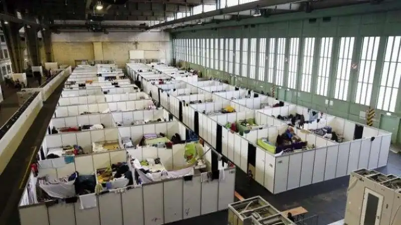 MIGRANTI IN GERMANIA - HANGAR DI TEMPELHOF  