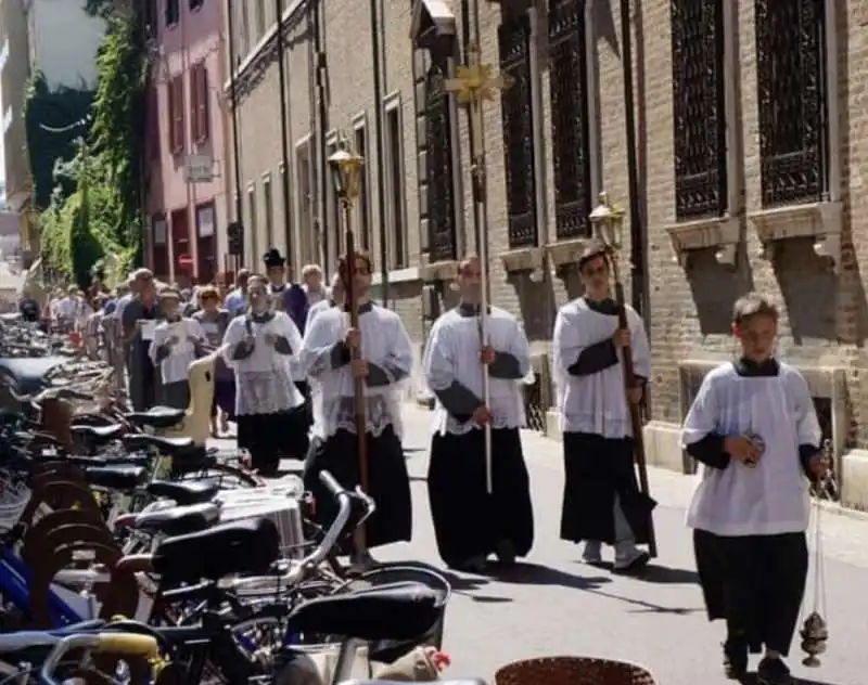 processione riparatrice per i gay a rimini 1