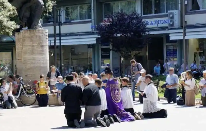 processione riparatrice per i gay a rimini 11