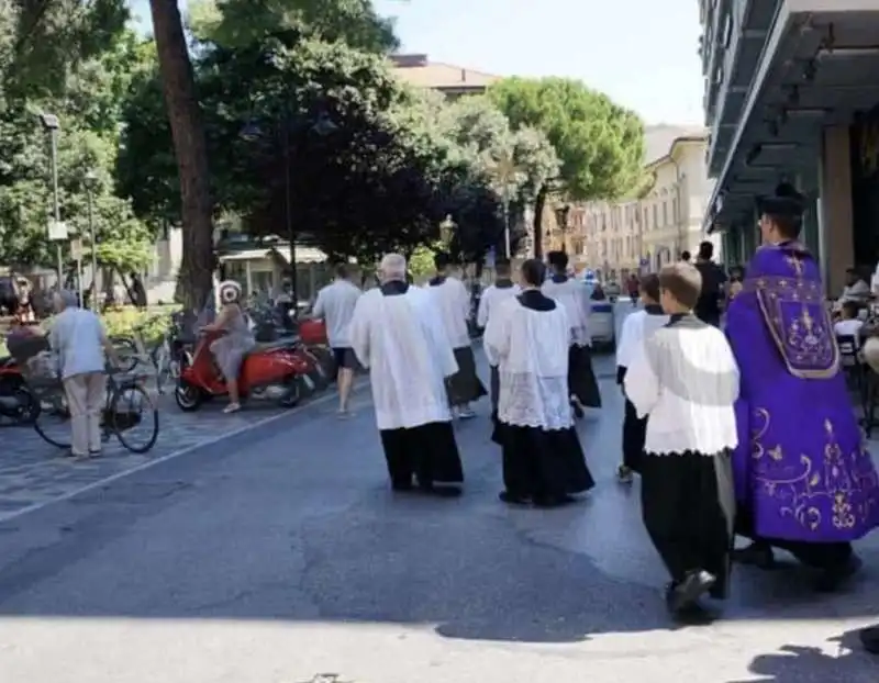 processione riparatrice per i gay a rimini 5