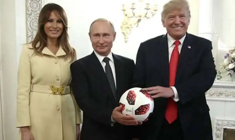 PUTIN REGALA UN PALLONE A TRUMP