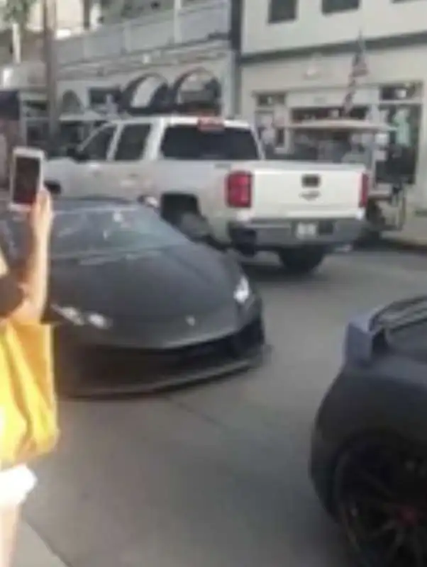 salta sul parabrezza della lamborghini 1