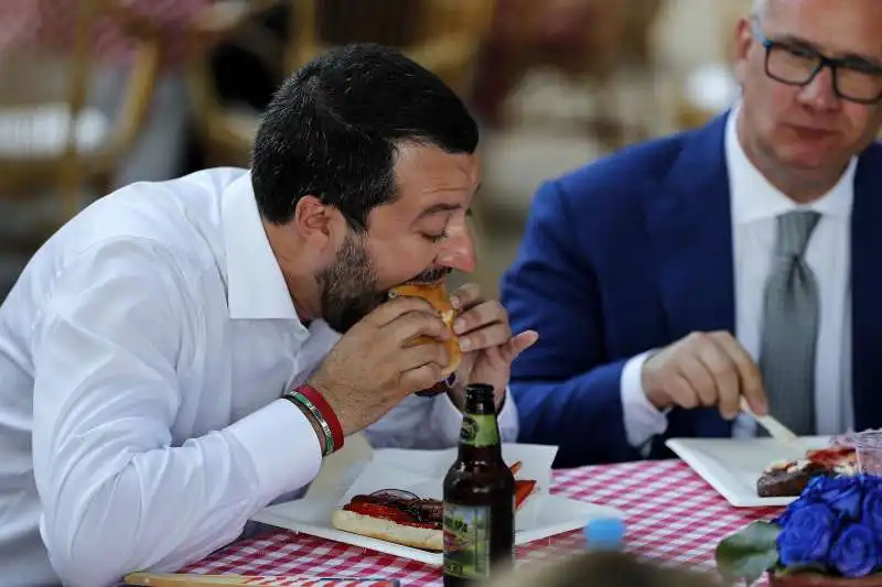 SALVINI MANGIA UN HAMBURGER A VILLA TAVERNA