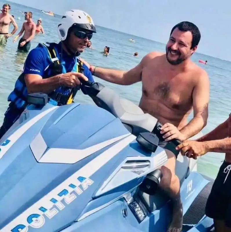 SALVINI SULL ACQUASCOOTER DELLA POLIZIA