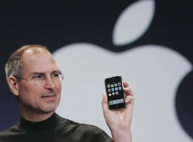 steve jobs presenta il primo iphone 1