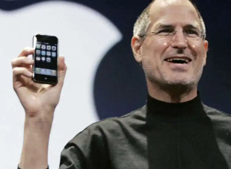 steve jobs presenta il primo iphone 12